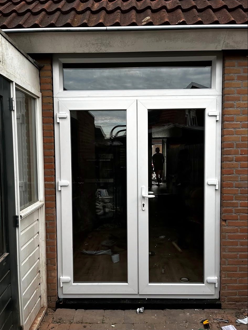 Na: Oud raam vervangen door openslaande deuren